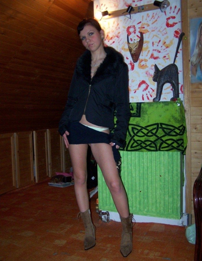 Милая, сексуальная девушка хочет поразвлечься с мужчиной в е Милая, сексуальная девушка хочет поразвлечься с мужчиной в е