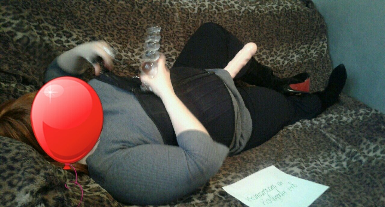 Сладкая клубничка хочет чтобы её смешали с мороженкой. Девушка ищет мужчину в е Сладкая клубничка хочет чтобы её смешали с мороженкой. Девушка ищет мужчину в е