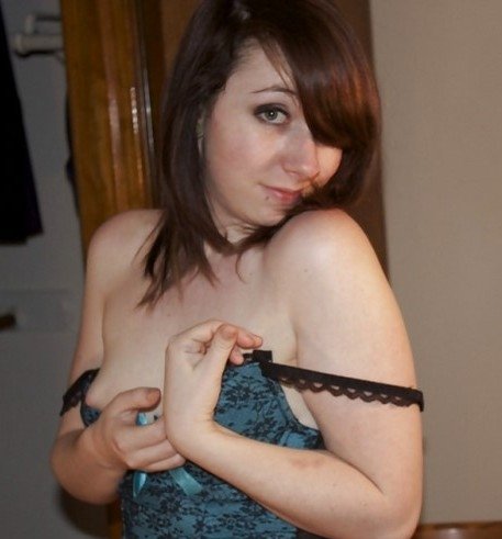 Яркая и стройная брюнетка, с красивой грудью пригласит в гости мужчину в е Яркая и стройная брюнетка, с красивой грудью пригласит в гости мужчину в е